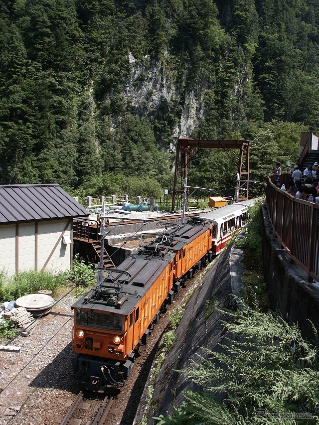 宇奈月～欅平間全線で運行を開始するのは5月28日の予定。写真は欅平駅近くを走るトロッコ列車。