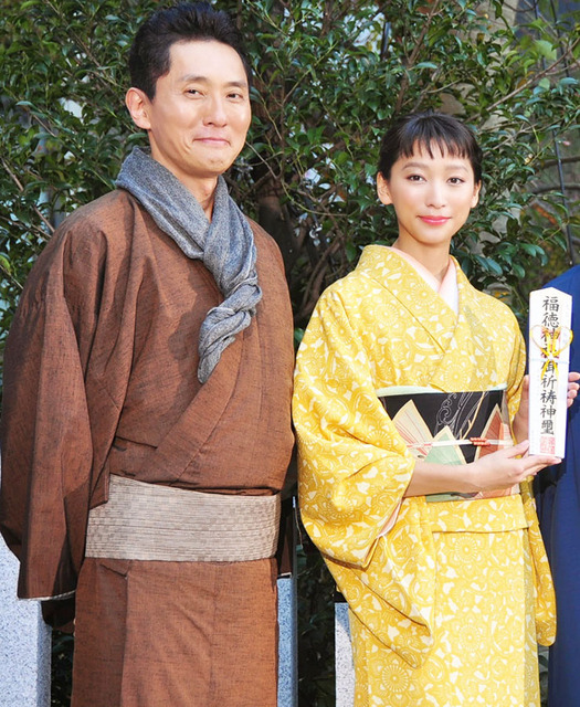 着物姿で日本橋を練り歩いた杏＆松重豊