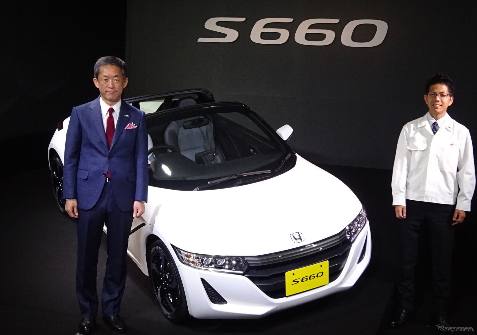 ホンダ 峯川尚専務執行役員（左）とS660開発責任者の椋本陵氏（右）