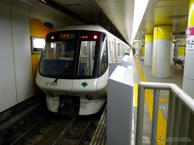 中野坂上駅を発車する12-000形2次車。12-600形の増備により2016年6月までに姿を消すことになる。