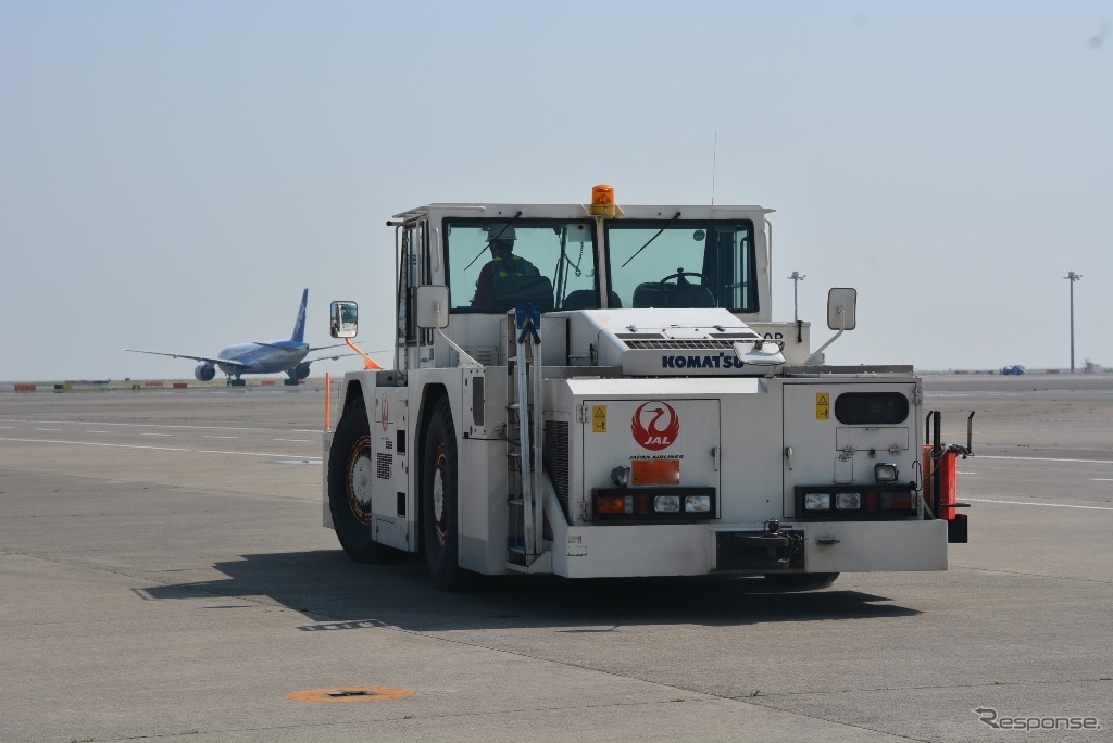巨大な航空機を押すトーイングカー