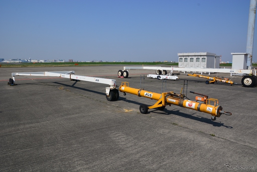 巨大な航空機を押すトーイングカー
