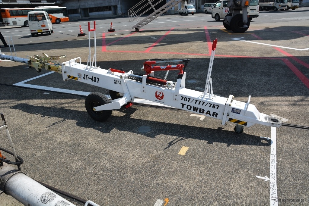 巨大な航空機を押すトーイングカー