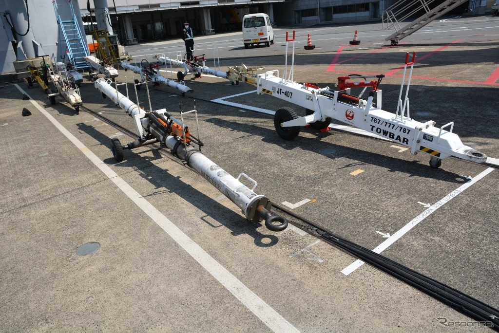 巨大な航空機を押すトーイングカー