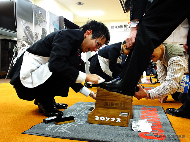 コロンブスの新人と社員が握手を交わし、先輩が手本を見せるかたちで新人の靴をみがき上げると、こんどは社員のアドバイスを聞きながら、新人たちが先輩の靴をみがいた（4月1日、コロンブス「靴みがき入社式」）