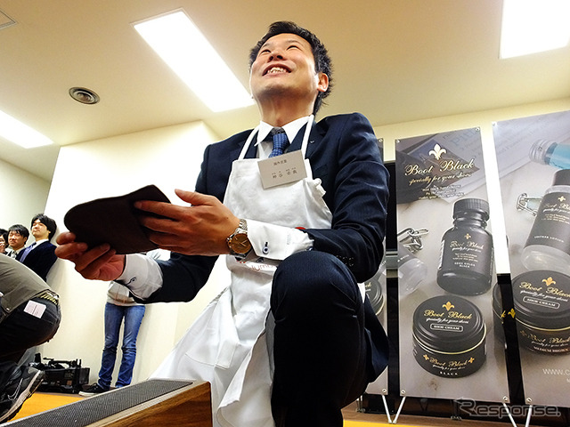 コロンブス「第43回靴みがき入社式」のようす。同社常務取締役の大下正則氏は今回の入社式を終えて「心を空っぽにしてみがくと、心がみがかれる」と総評した