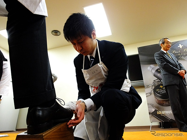 コロンブスの新人と社員が握手を交わし、先輩が手本を見せるかたちで新人の靴をみがき上げると、こんどは社員のアドバイスを聞きながら、新人たちが先輩の靴をみがいた（4月1日、コロンブス「靴みがき入社式」）