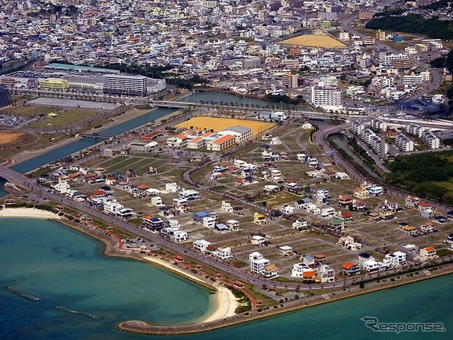 糸満市潮崎町の埋立地区。ジェットスター・ジャパンが3月29日に運航開始した名古屋（NGO）-沖縄（OKA）線。その初便（GK381便）のようす