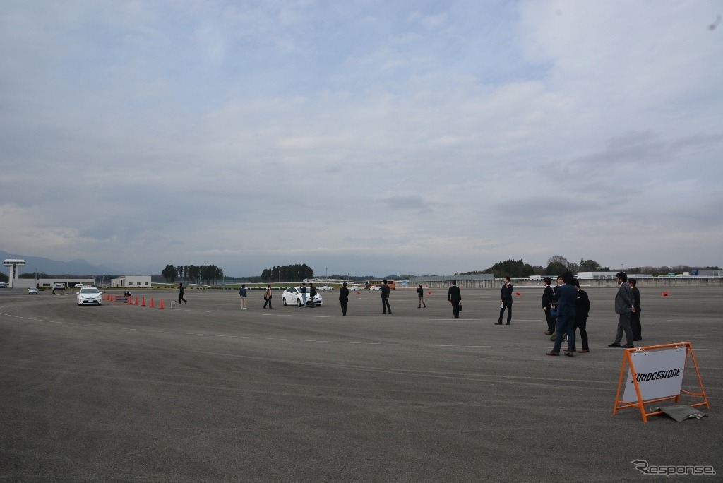 空気を抜くと、はるか手前で止まってしまった。