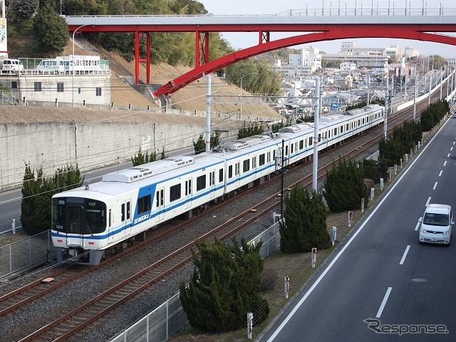 ラッピング車は7020系6両編成1本を使用する。写真は泉北高速鉄道線を走る7020系。