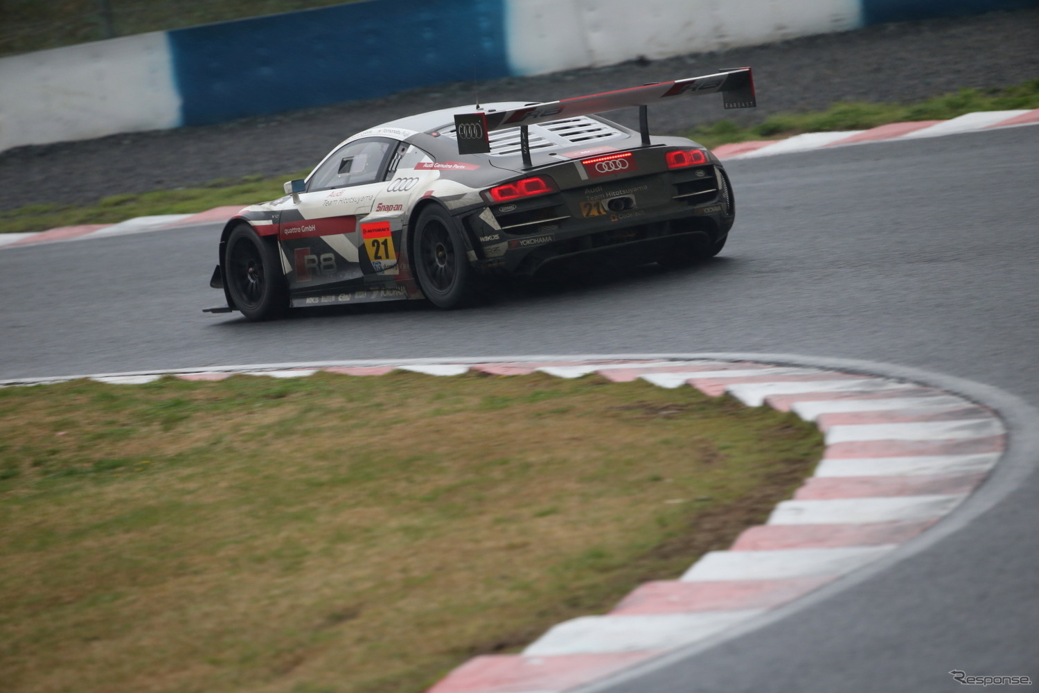 R8は濡れた路面で抜群の安定感を発揮した。