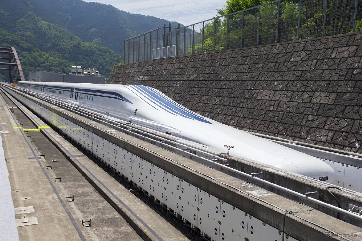 中央新幹線の営業用車両として開発されたL0系。本年度も有料の体験乗車会が山梨リニア実験線で行われる。