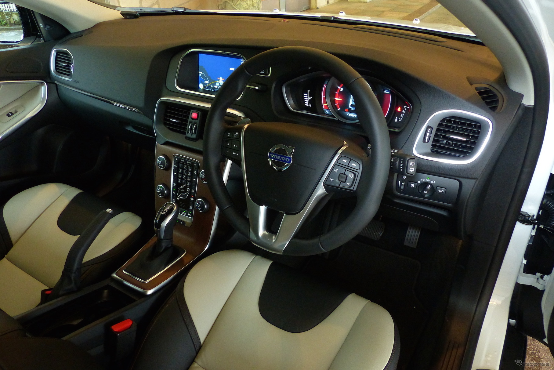 ボルボ V40 クロスカントリー T5 AWD