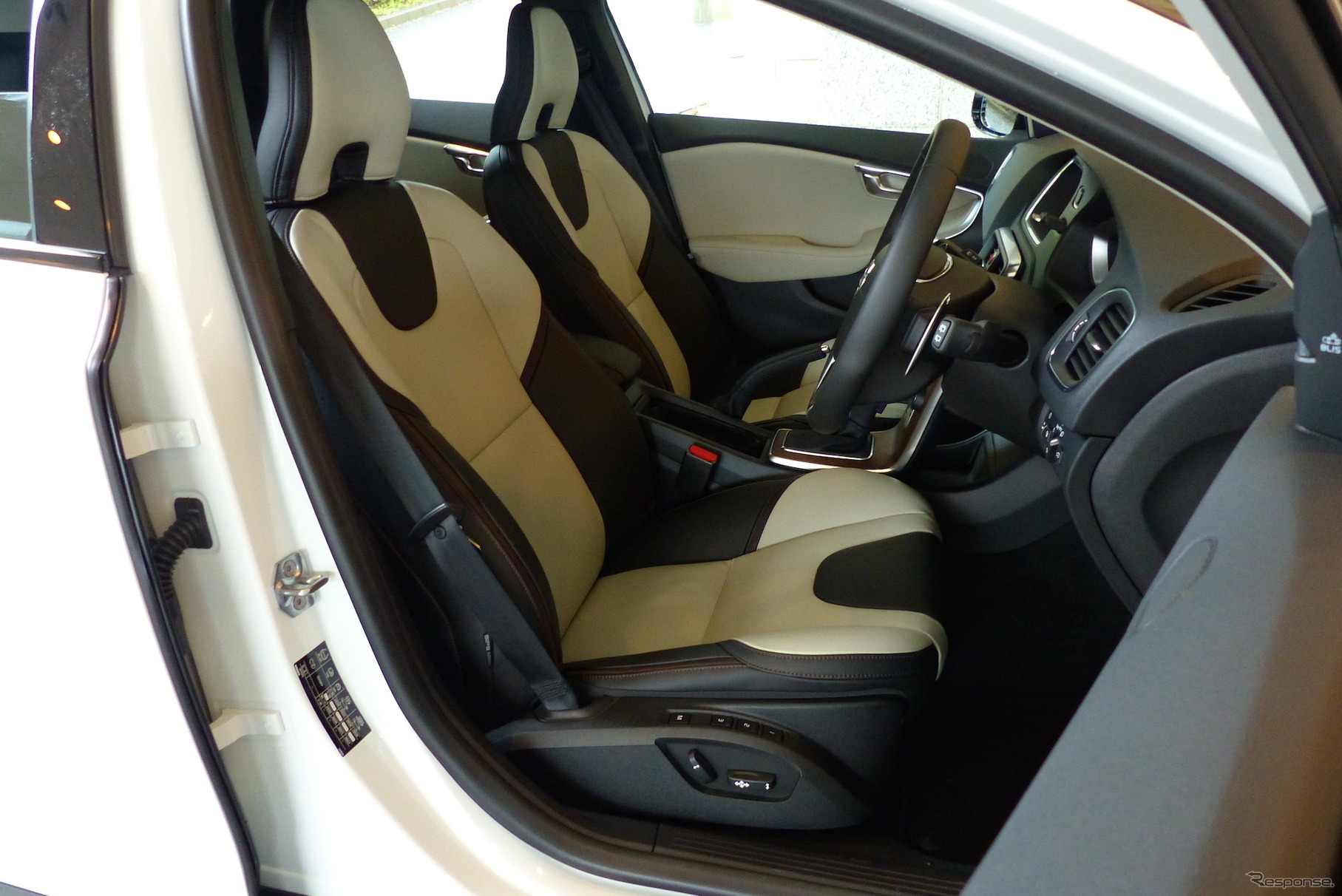 ボルボ V40 クロスカントリー T5 AWD
