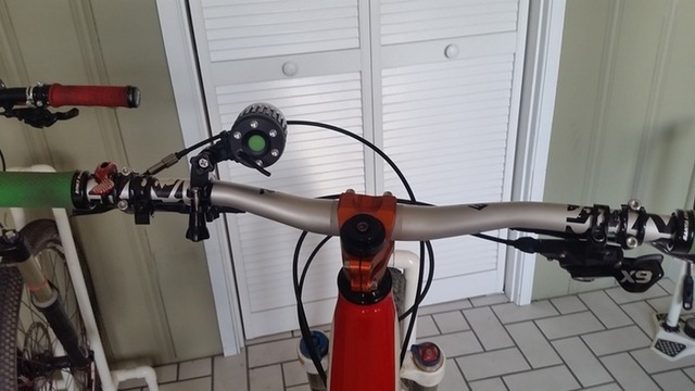 3500ルーメンの明るさで夜道を照らす「The Brightest Bike Light Ever」