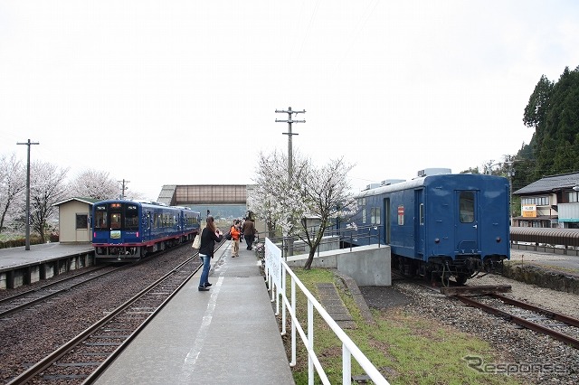 能登中島駅では約10分停車。ここでは列車を降りて、同駅で保存されている郵便車の内部を見学することができる。