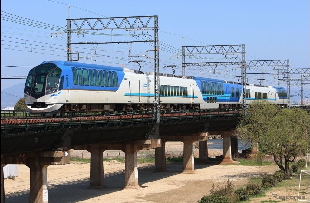 近鉄は『しまかぜ』で運用している50000系の乗車・撮影ツアーを5月に行う。写真は京都線木津川橋りょうを渡るブルーリボン賞受賞記念ステッカー付きの50000系。
