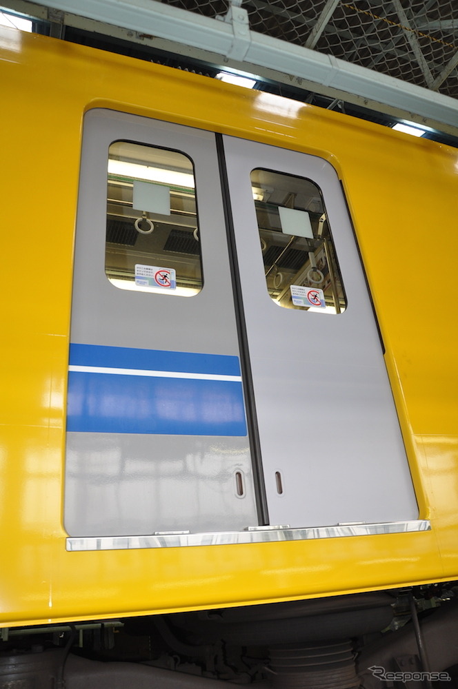 西武鉄道は4月18日から運行を開始する「黄色い6000系電車」のラッピング作業を公開した。車体の黄色だけでなくドアの銀色もラッピングで再現している。左が元々のドア、右が銀色にラッピングした後