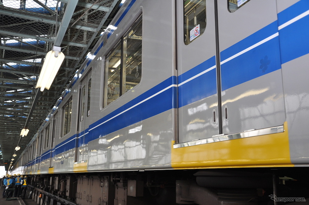 西武鉄道は4月18日から運行を開始する「黄色い6000系電車」のラッピング作業を公開した。ドアの下部からラッピング作業が始まっている車両
