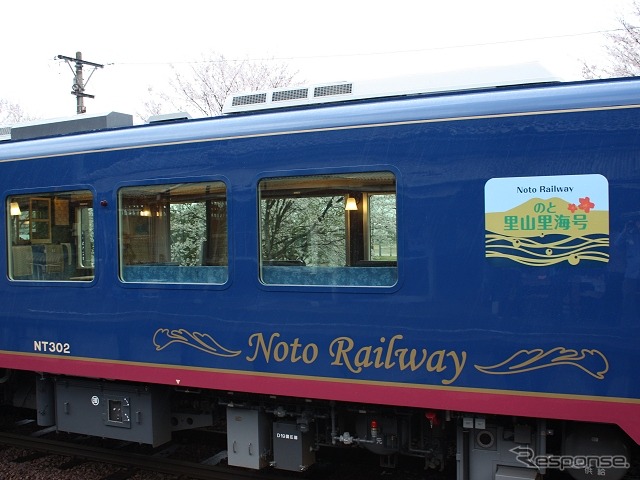 車体の塗装は濃紺の日本海ブルーを基本に、車体下部にえんじ色を配している。このほか、車体の上部と下部にゴールドの細帯が入れられている。