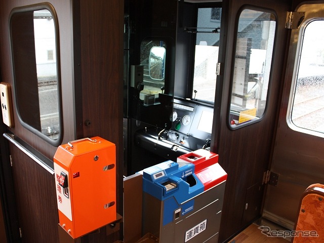 運転台の脇にはNT200形と同様、整理券発行機と運賃箱を設置。ワンマン運転に対応している。