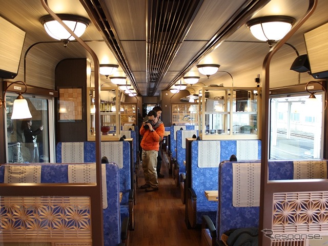 NT302「里海車両」も基本的な座席配置はNT301と同じだが、座席の色はブルー系統に変えている。