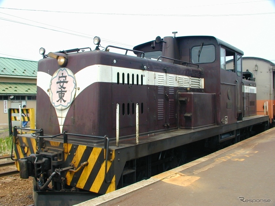 春の客車列車は当初、写真のDD352ディーゼル機関車がけん引する予定だったが、修理が長引いたため気動車けん引に変更される。