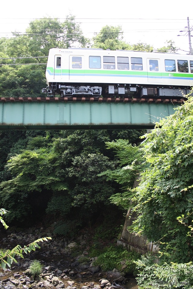 叡山電鉄は今年も「青もみじ」が見頃を迎える4月から6月にかけて「もみじのトンネル」区間での徐行運転を行う。写真は市原～二ノ瀬間を走る叡山電鉄の電車。