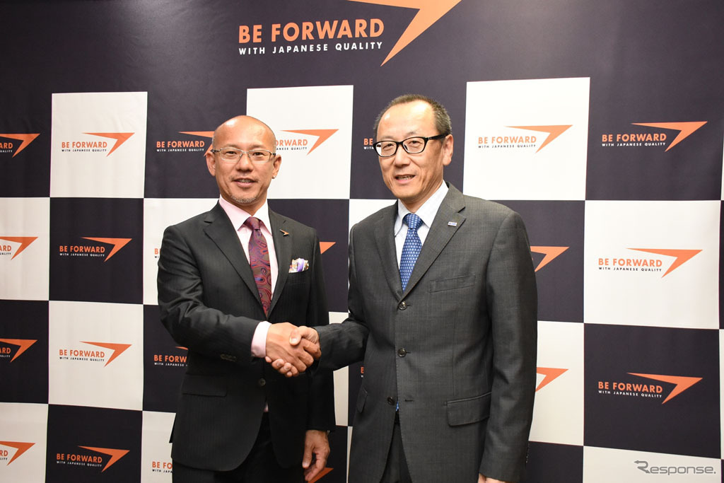 握手するビッグウェーブの服部厚司社長（右）とビィ・フォアードの山川博功社長（左）
