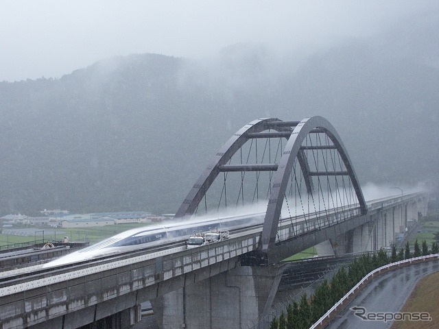 これまで磁気浮上式鉄道の最高速度世界記録は、2003年に旧試験車のMLX01（写真）が記録した581km/h。4月16日の走行試験では9km/h上回り、世界記録を更新したが、21日の試験では603km/hを記録し、最高速度記録を塗り替えた