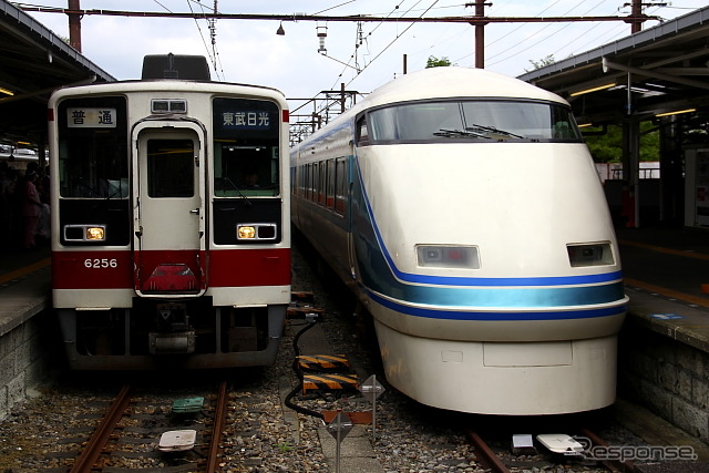 東武日光駅に停車中の100系「スペーシア」（右）。1990年から営業運行を開始しており、登場から既に20年以上が経過している。