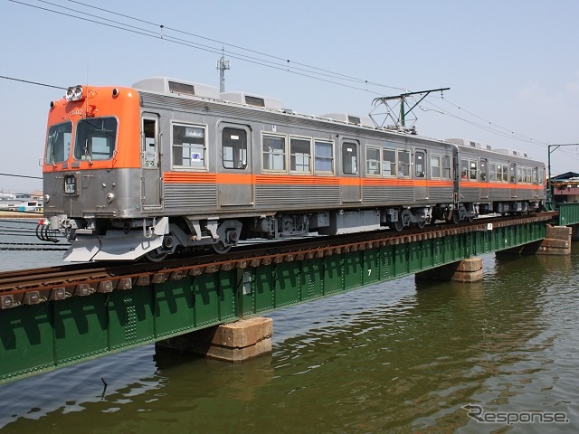 北陸鉄道の浅野川線は5月10日に開業90周年を迎える。写真は浅野川線を走る列車。