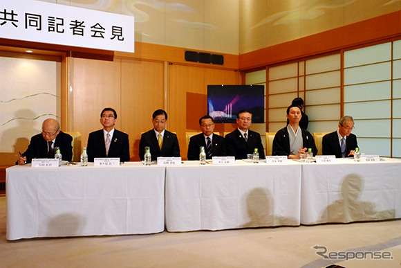 京都府民ホールで4月23日に開催された「海の京都博」開催概要共同記者会見。左から福知山市長・松山正治氏、舞鶴市長・多々見良三氏、綾部市長・山崎善也氏、宮津市長・井上正嗣、伊根町長・吉本秀樹氏、与謝野町市長・山添藤真氏、京丹後副市長・前林保典氏