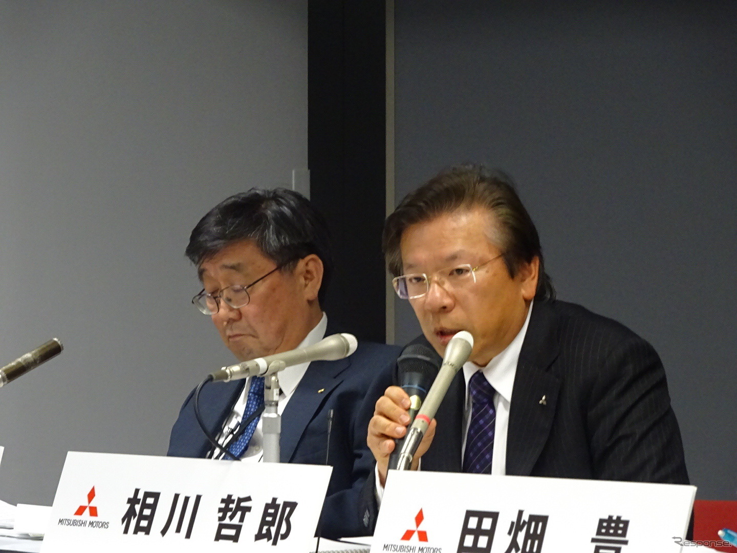 三菱自動車の相川哲郎社長（右）