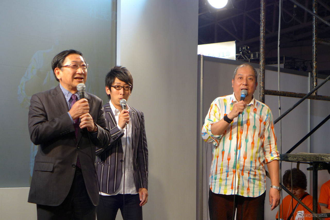 「ニコニコ超会議2015」のブース「向谷実Produce!超鉄道」のステージイベントに登場したJR九州の青柳俊彦社長（左）