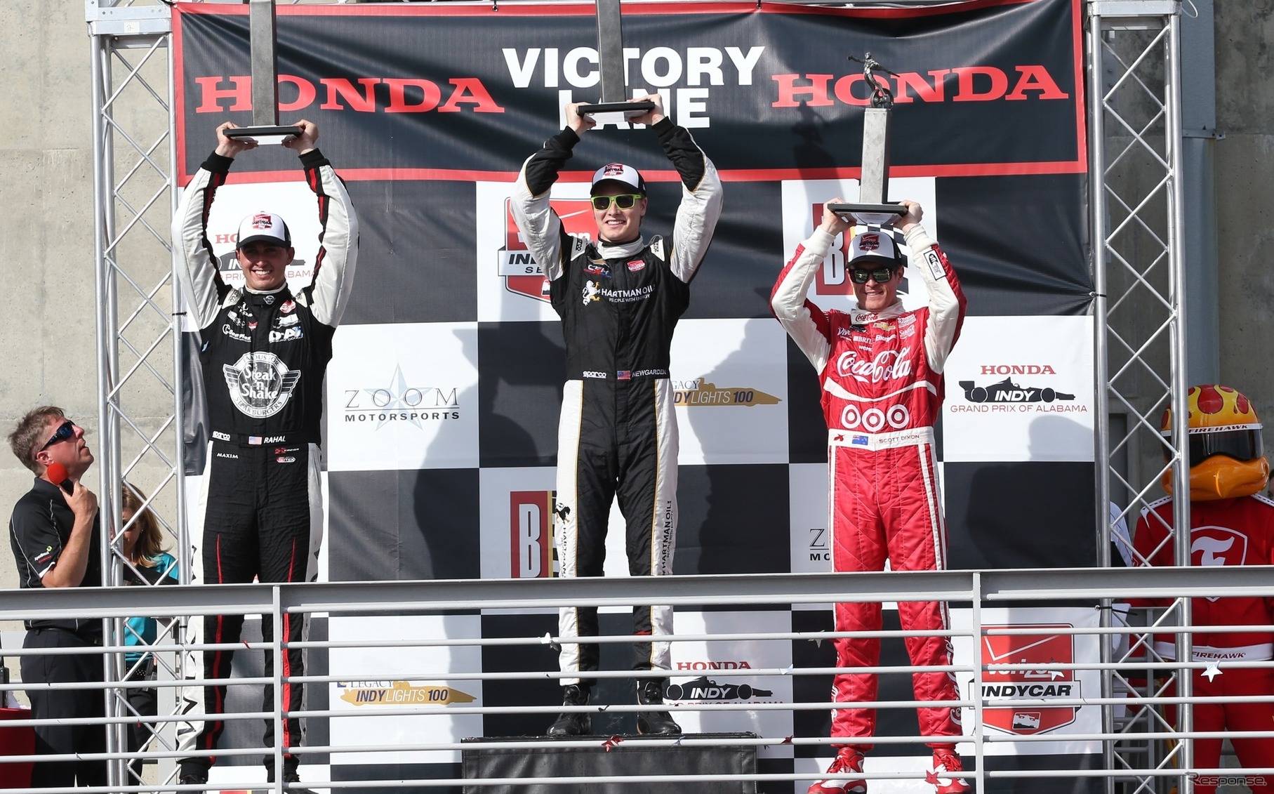 左から2位レイホール、優勝ニューガーデン、3位ディクソン。