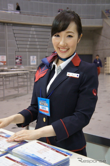 階段を降りると本物のCAさんが。