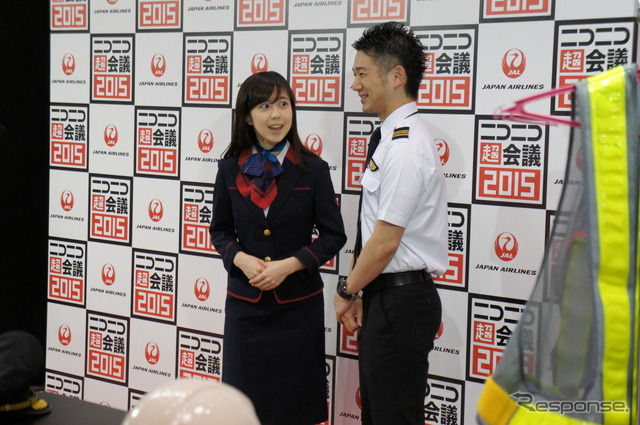 制服の体験コーナーも。右のイケメンさんは現役のパイロットです。
