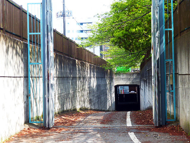 地上と地下（首都高予定地）を結ぶスロープ