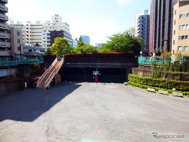 新大橋通り・入船橋交差点から首都高予定地である掘割を見下ろす。写真右にトンネルが見える