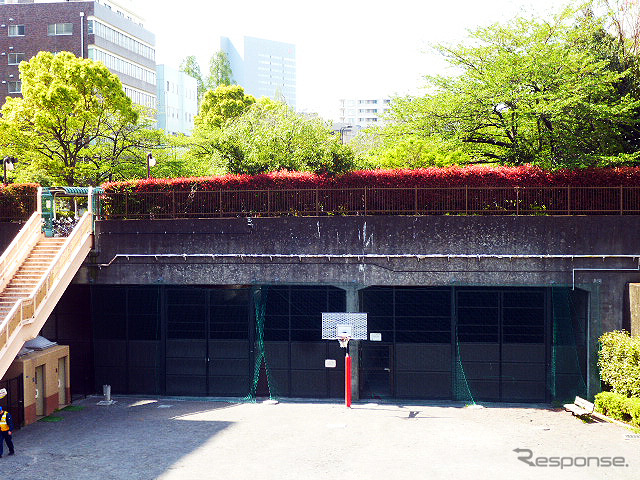 築地川公園の下に残るトンネル