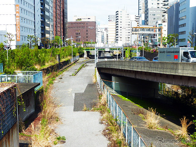 新大橋通り・入船橋交差点へと続く首都高新富町出口