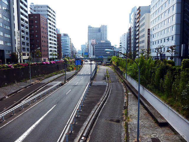 新大橋通り・入船橋交差点へと続く首都高新富町出口