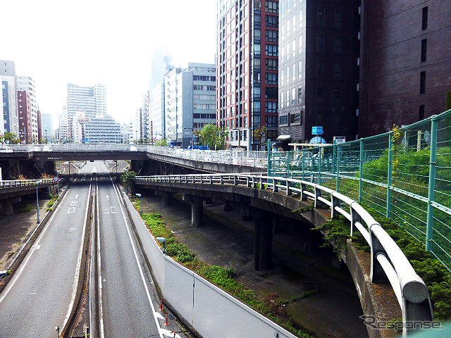 新富町出口の両脇には、地上へと高度を上げて本線をまたぐUターン路が残っている