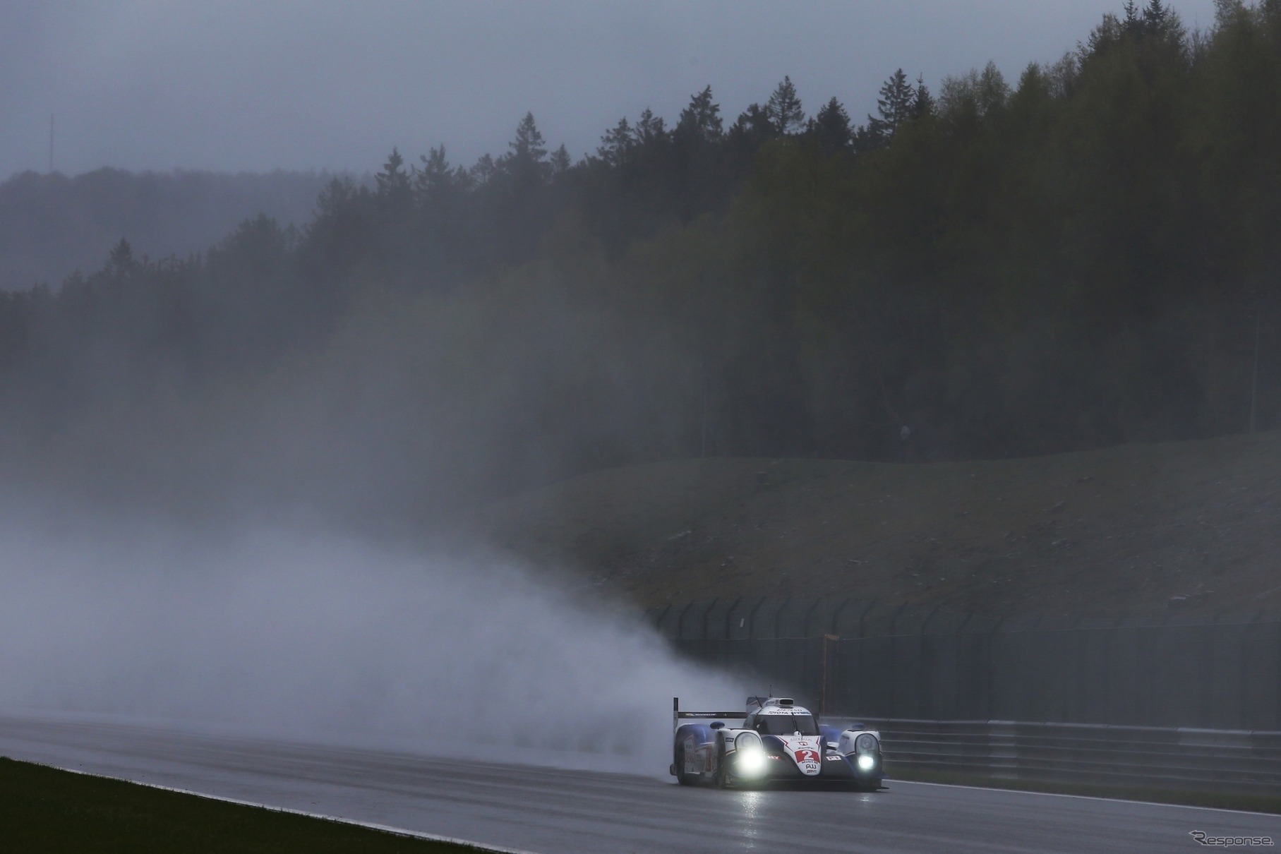 雨中の公式練習を走る#2 TOYOTA TS040 HYBRID。