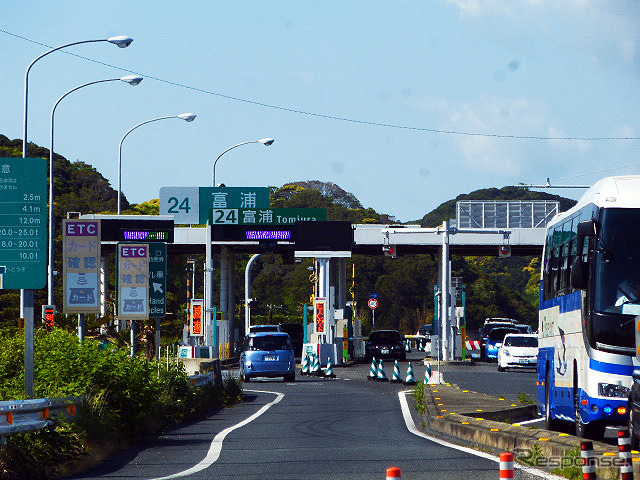 富津館山道路・富浦インターチェンジを過ぎる高速バス（5月2日）