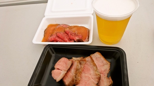 美味しい肉に、ビールが進む！