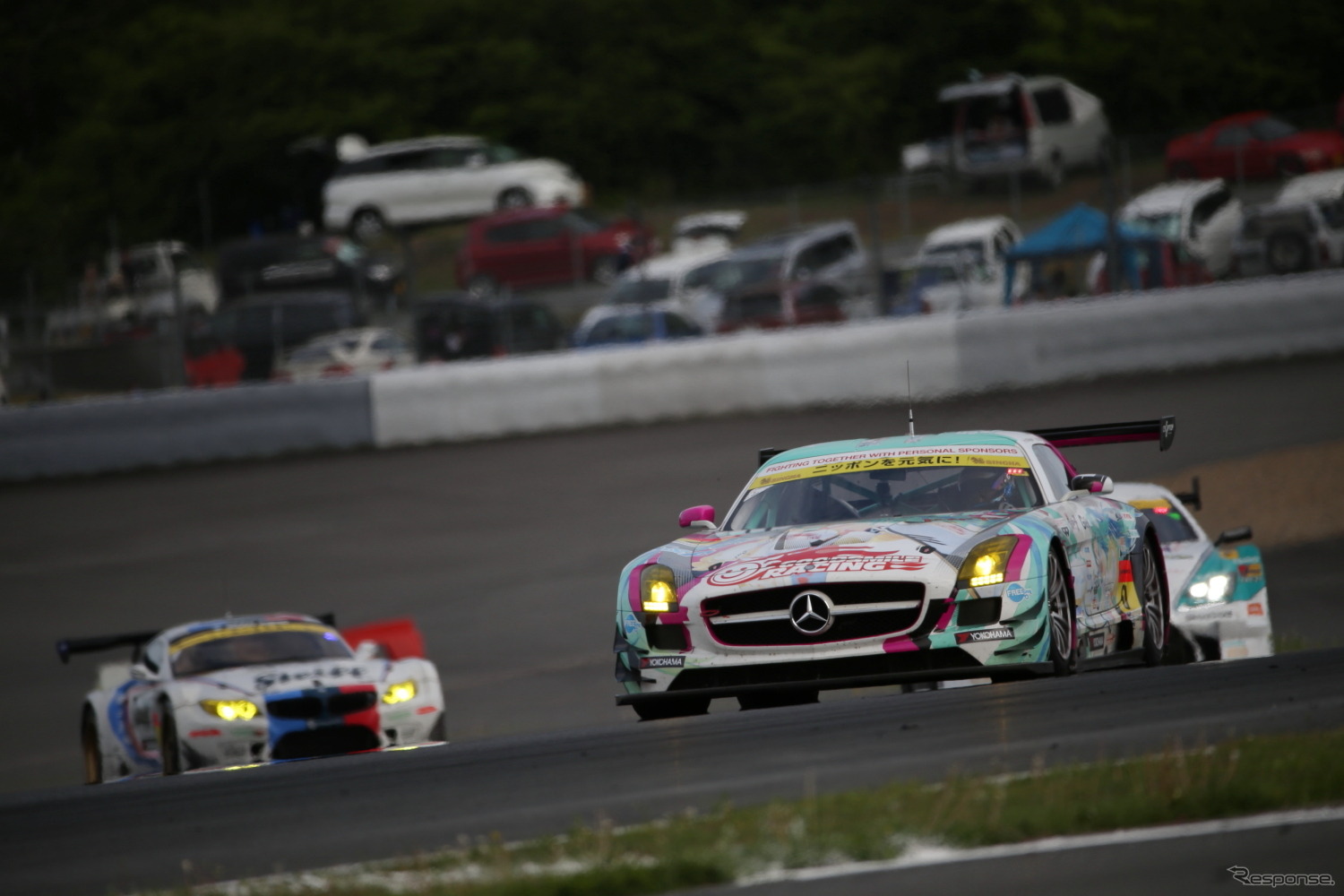 決勝5位の#0 メルセデスSLS（手前）と、6位の#7 BMW Z4（左後方）。