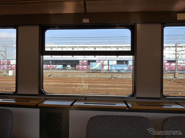 団体臨時列車の窓から見た武蔵野貨物線の梶ヶ谷貨物ターミナル駅。ここに中央新幹線第一首都圏トンネルの非常口が設けられる。