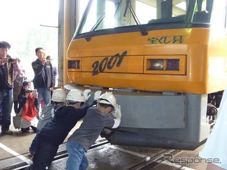 「のりものまつり」の鉄道基地体験ツアーの様子。今年は5月16・17日に開催される。